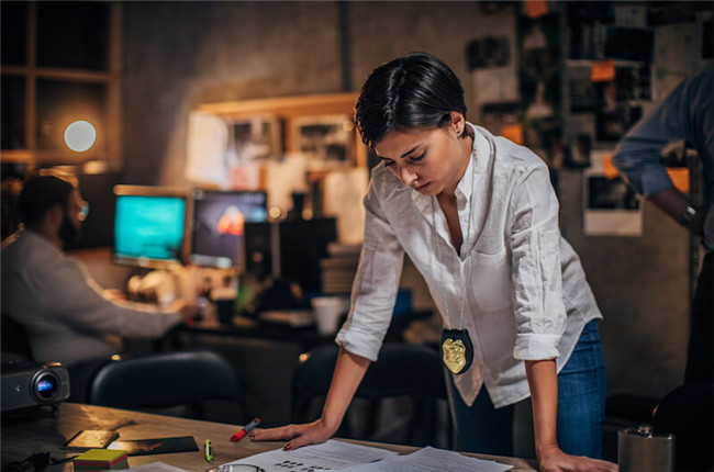 南京偵探行動：調查團隊成員在緊急任務中的